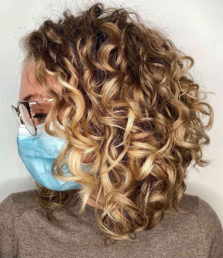 Lång bob lager med naturliga lockar och balayage