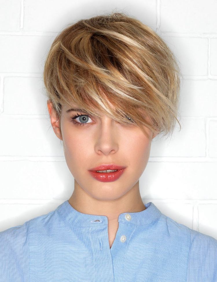 Kort hårstil -pixie-blond-lugg-höjdpunkter