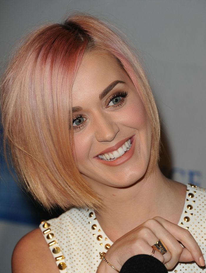 hår-kort-frisyr-blond-rosa-effekt-höjdpunkter
