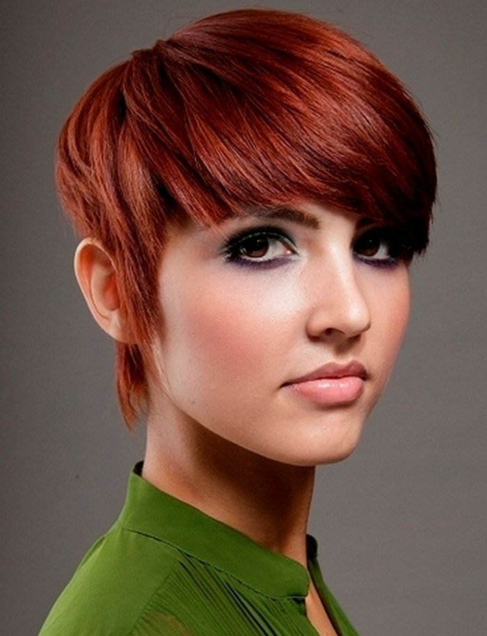 3-kort-hår-frisyrer-lugg-tjockt-rött-hår