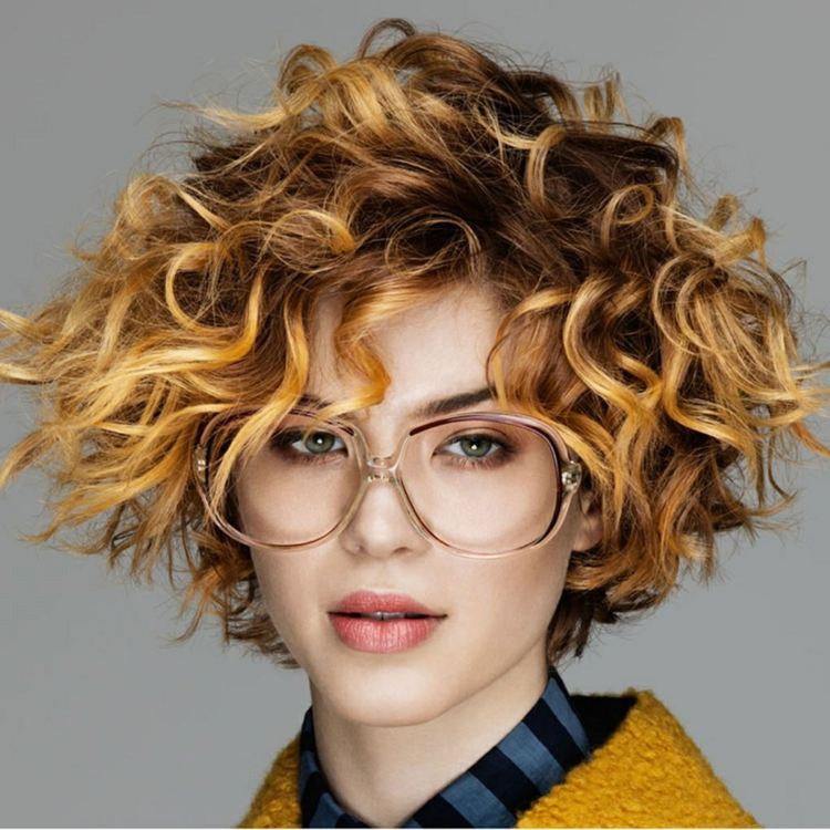 lockigt hår korta frisyrer 2018 kvinnor med glasögon