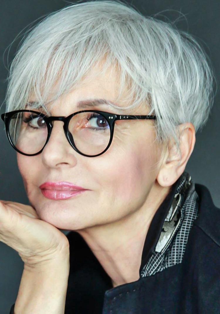 korta frisyrer 2018 grå hår kvinnor över 50