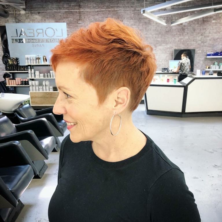 Pixie i röd färg med sidecut som en idé för hårstyling 2019