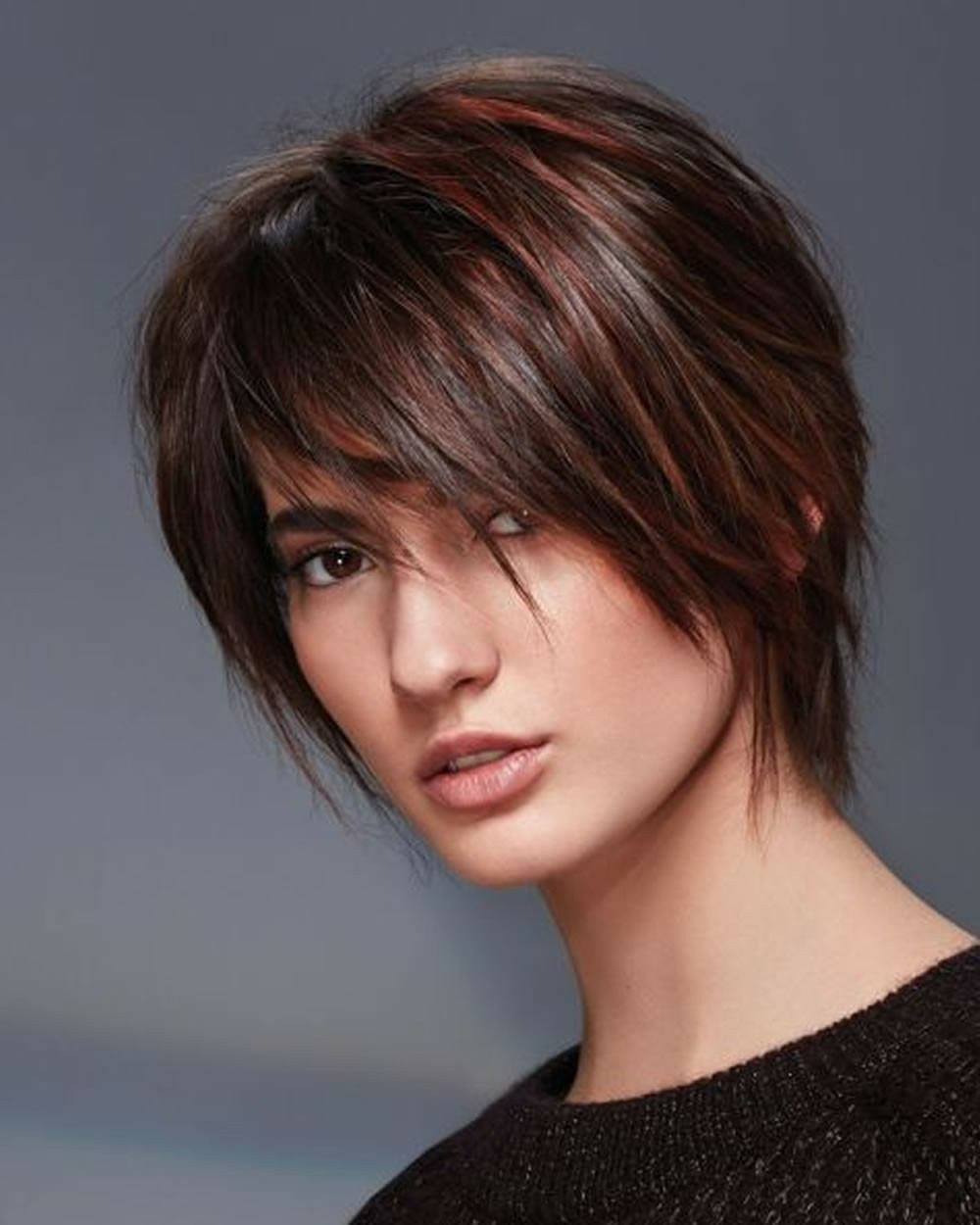 Trendiga korta frisyrer för mörkt hår med röda höjdpunkter och ränder