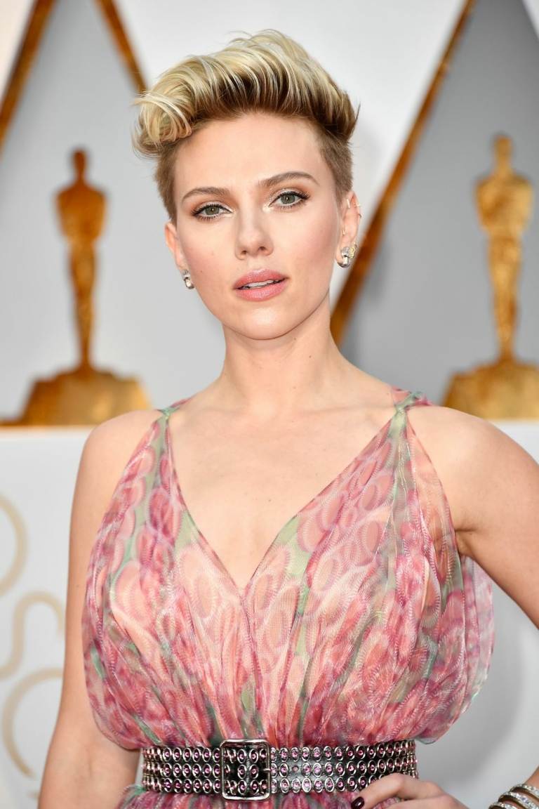 Sidecut med feminin retro från Scarlett Johansson