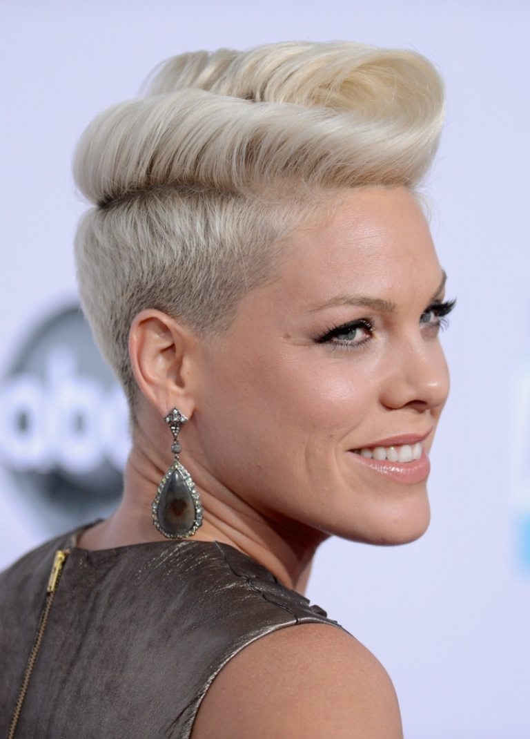 korta frisyrer damer sidecut pompadour hår citat örhängen rosa