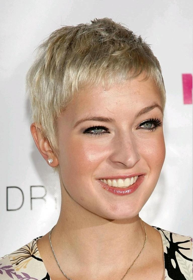 korta frisyrer damer bubi cut lugg blond styling idé