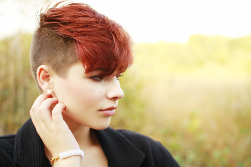 korta frisyrer för kvinnor sidecut idé lugg röd hårfärg