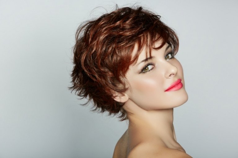 korta frisyrer för kvinnor avslappnad fräck stylingidé rött hår