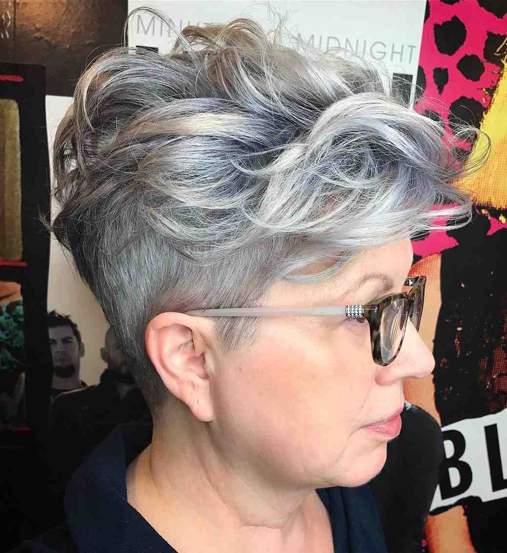 Korta frisyrer för kvinnor över 50. Pixie frisyr grå hår hårvård