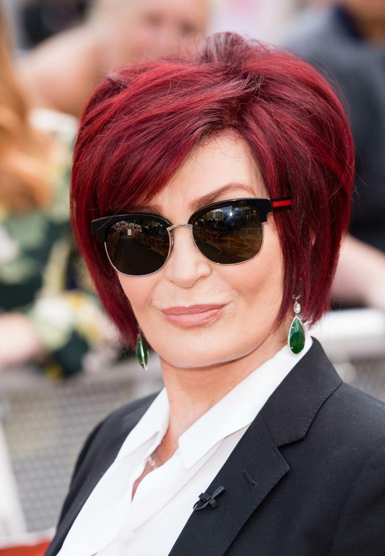 Sharon Osbourne hårfärg röd kort bob frisyr solglasögon modetrender