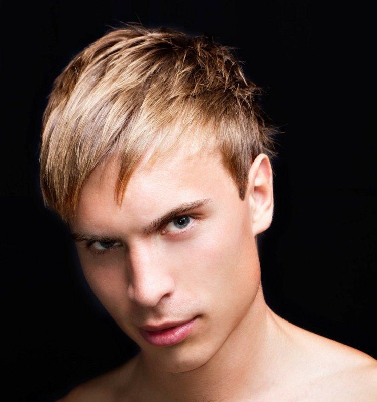 kort frisyr män blond styling idé smäller hårinspiration