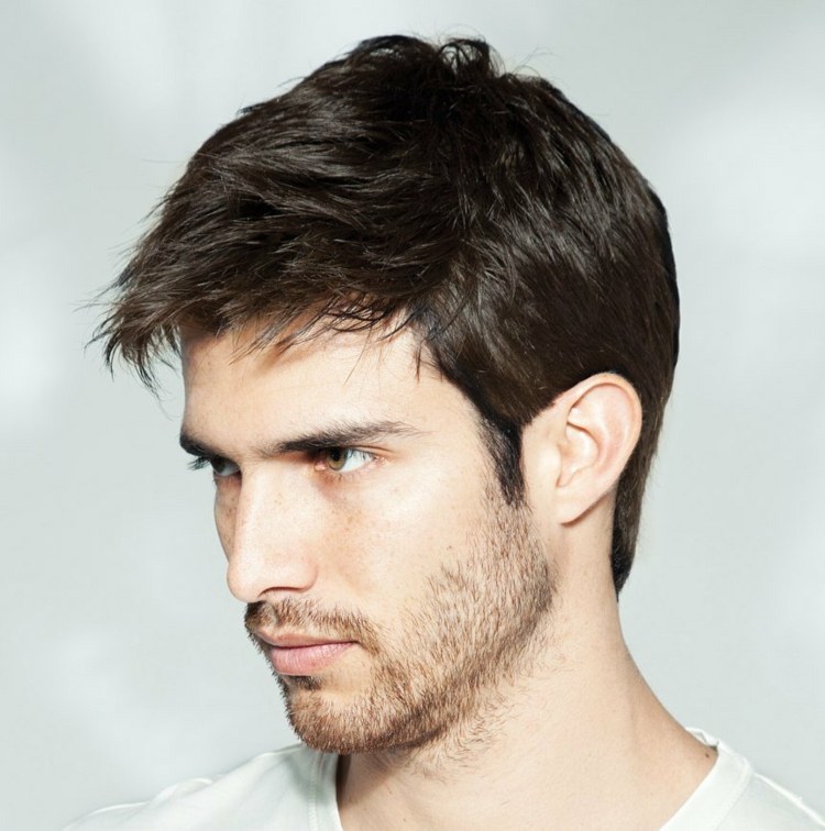 kort frisyr män sida avskiljning idé skakad utseende brunett hår män