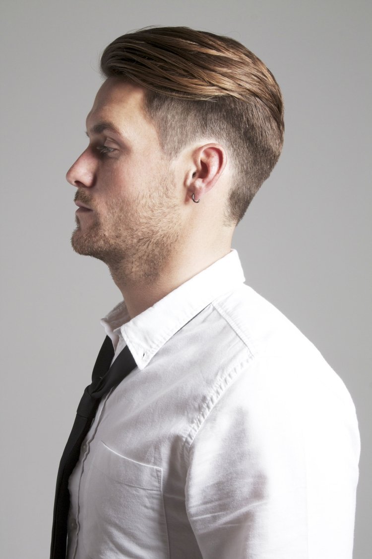 kort frisyr-män-idéer-bilder-underskuren-örhänge-vit-skjorta