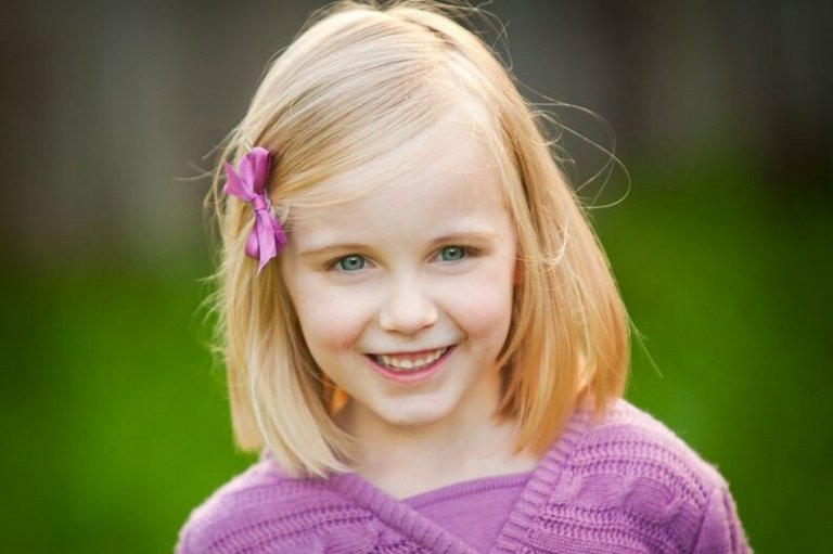 Korta frisyrer tjejer barn 10 år raka sida avskiljande hårtillbehör