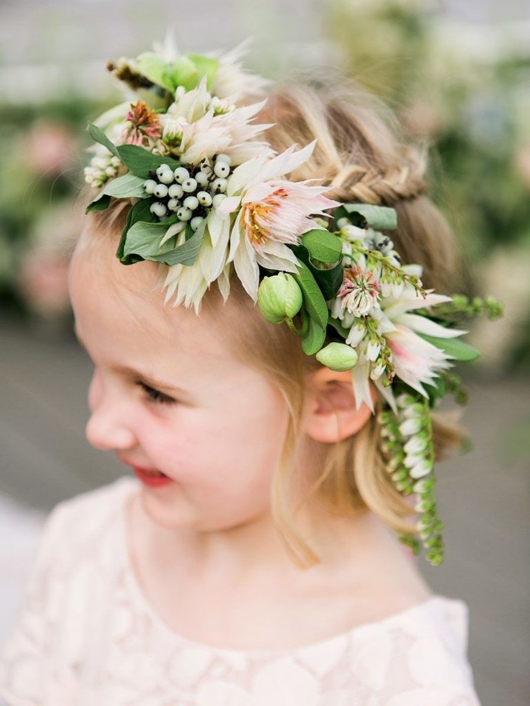 Korta frisyrer tjejer barn bröllop gäst blommor bilder