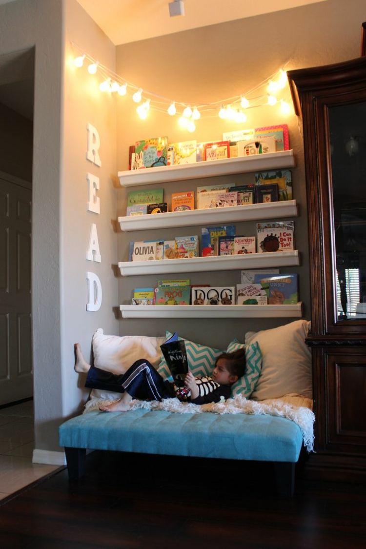 mysigt hörn i barnrummet fairy lights-daybed-bookshelf