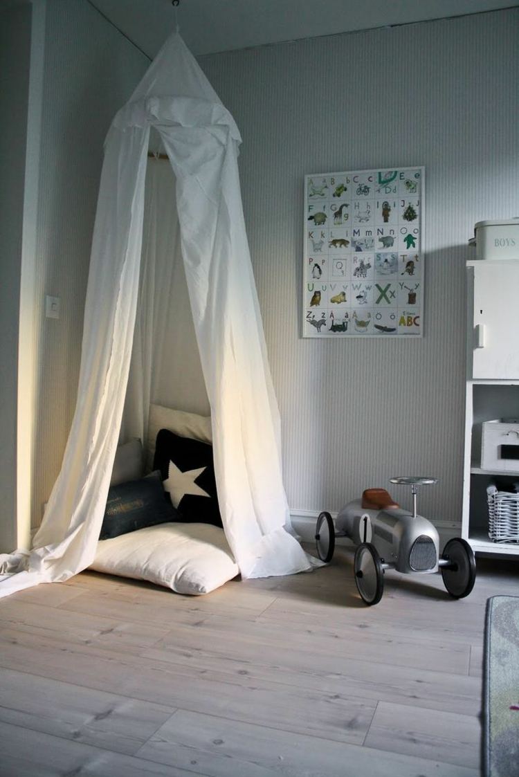 mysigt-hörn-i-barnrummet-skandinavisk stil-himmelspynt-kuddar