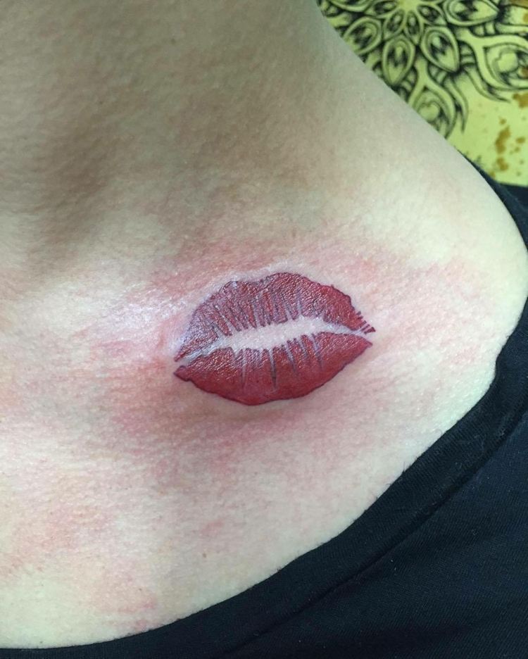 kyss mun tatuering nyckelben-mörk röd-realistiska-motiv-idéer