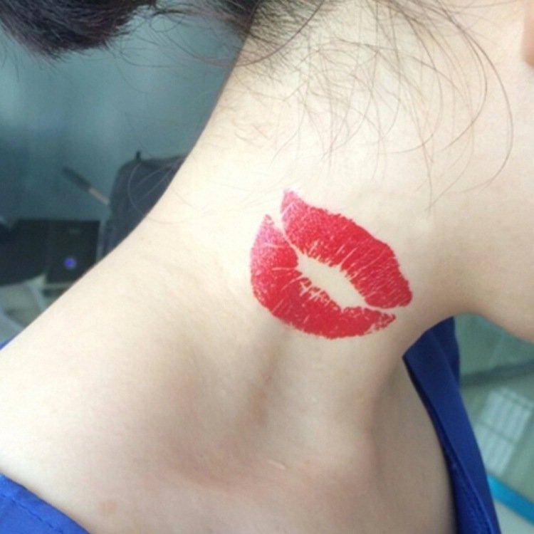 kyss-mun-tatuering-idé-bilder-hals-röda-läppar-kyss