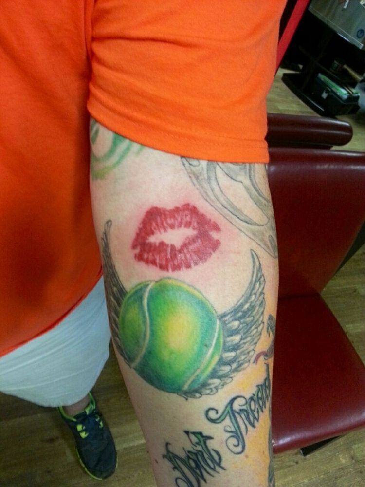 kyssande-mun-tatuering-män-arm-tennis-boll-färgglada-tatuerare