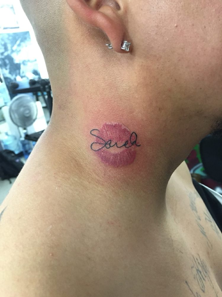 kyss-mun-tatuering-täck-hals-namn-flickvän-kärlek
