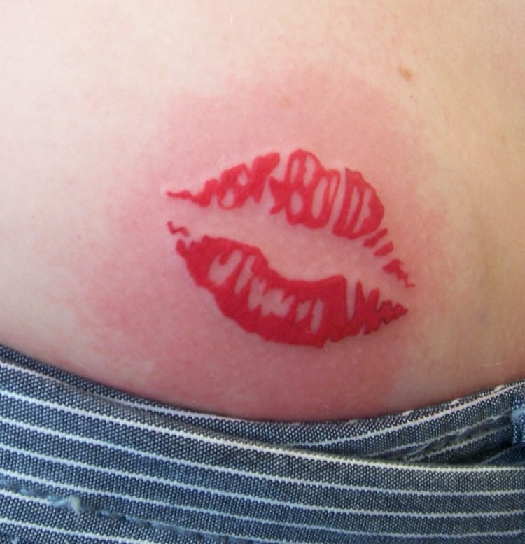 kyss-mun-tatuering-skinkor-röda-läppar-bilder-förslag