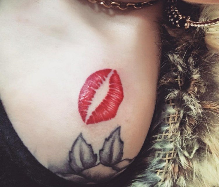 kyssbar-mun-tatuering-dekolletage-blommig-päls-lyx-look