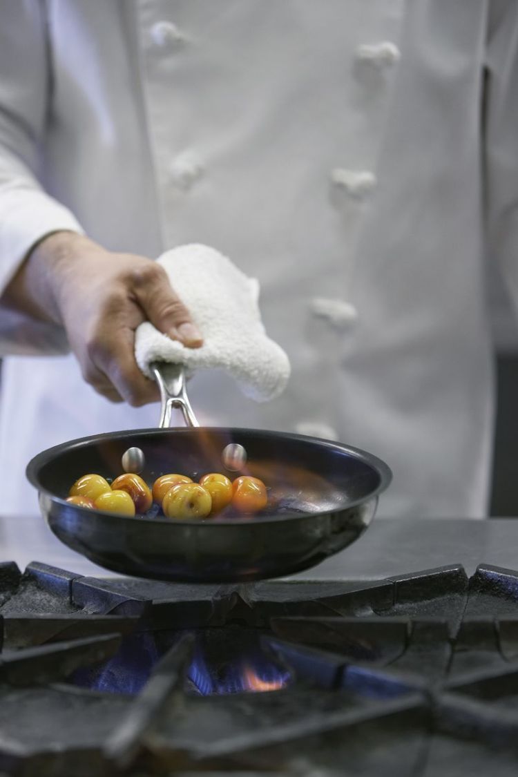 Ta olivolja för stekglas flaska kastrull häll gas kokplatta grönsaker koka trasa flambé