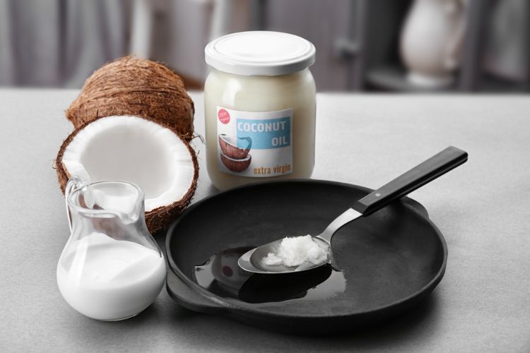 bästa olja för stektips matlagningsmetod fett kokosnöt halverad kokosmjölk sked glas jungfru kokosnötolja kokosolja hälsosam