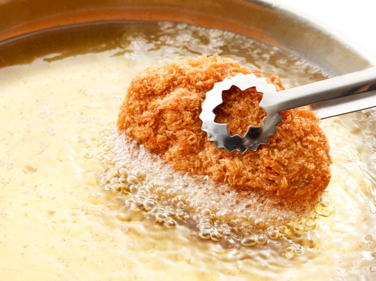 undvik att fritera solrosolja ohälsosam panerad köttbit stek fisken varm