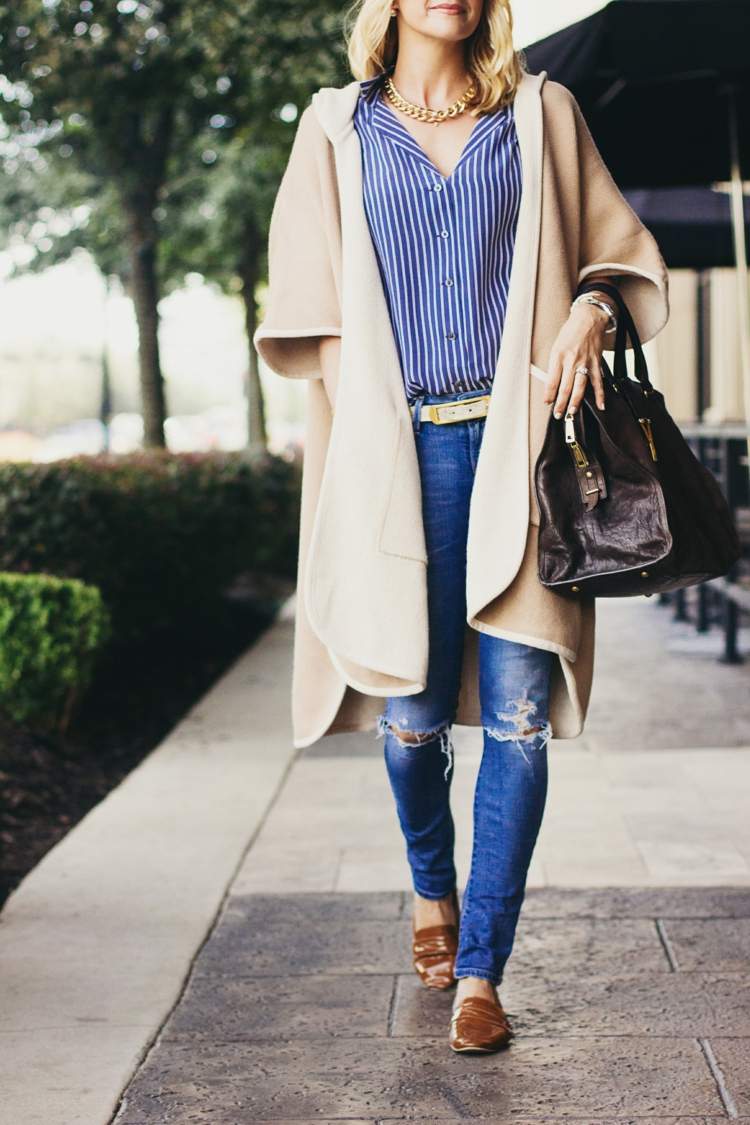 Lagenlook mode vår-lång-rivna-jeans-randig-skjorta-vit-blå-stora-dam-väska-toffel-lackläder