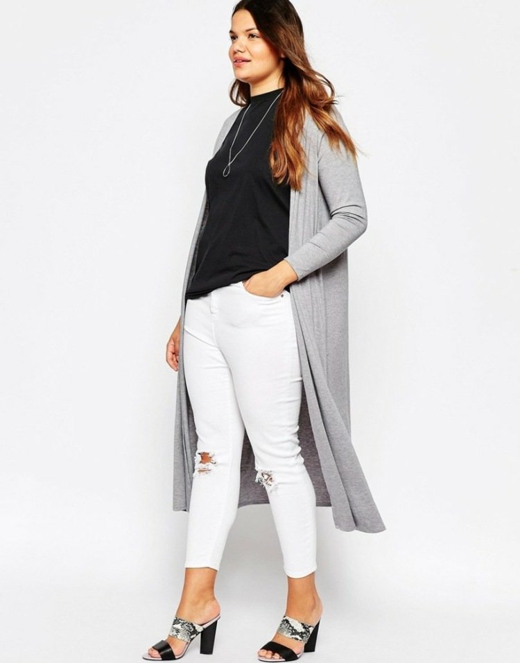 Lagenlook-mode-stora-storlekar-lång-grå-kofta-vit-rippade-jeans-svart-skjorta-sandal-öppen häl