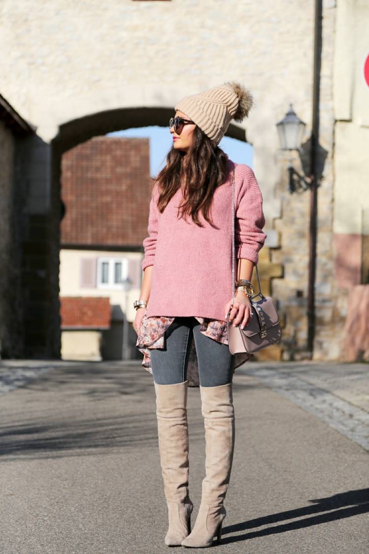 Lagenlook-mode-vår-lager-pastell-toner-lång-skjorta-taupe-överknee-stövlar-skumma rosa-pulliover-axelväska-stickad hatt