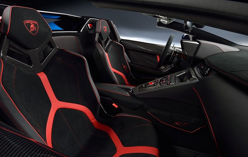 Lamborghini-Aventador-LP-750-läder-fåtölj-rött säkerhetsbälte
