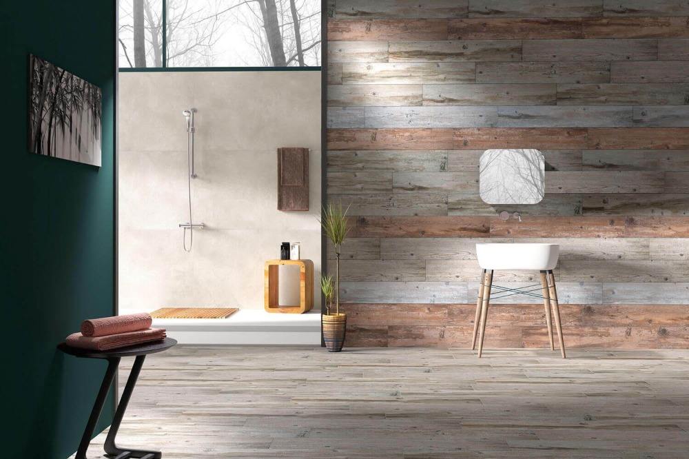 minimalistisk badrumsinredning med laminat på väggen