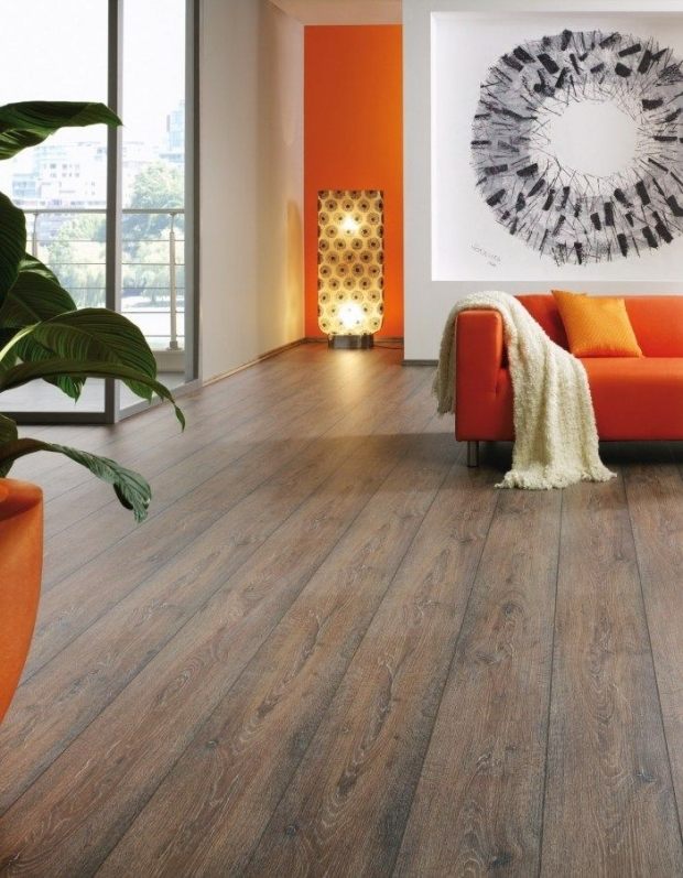 laminat trä golvbrädor möbler idéer stark orange soffa vägg golvlampa