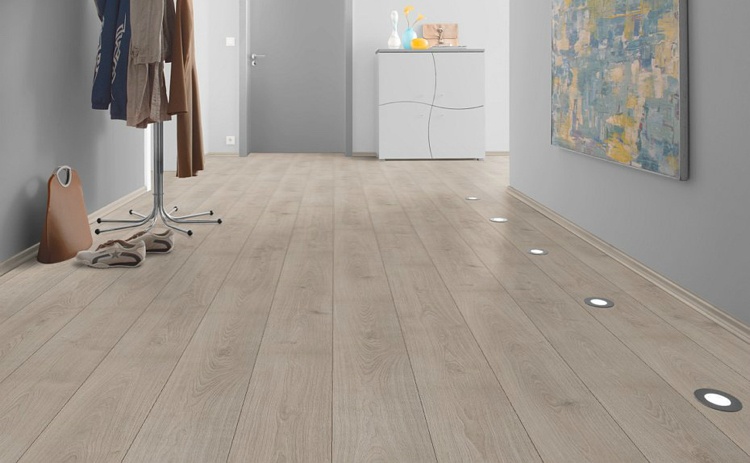 laminat-planka-optik-ljus-grå-ek-korridor-v-led-2v-långa-golvlampor