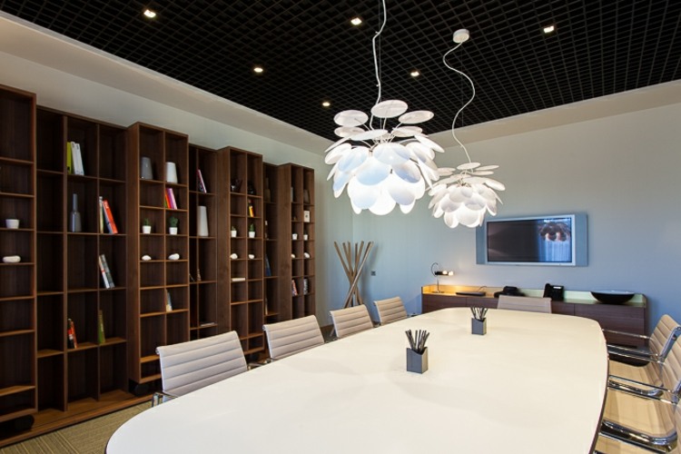 lampa gjord av runda tallrikar bänk möbler konferensbord ljus