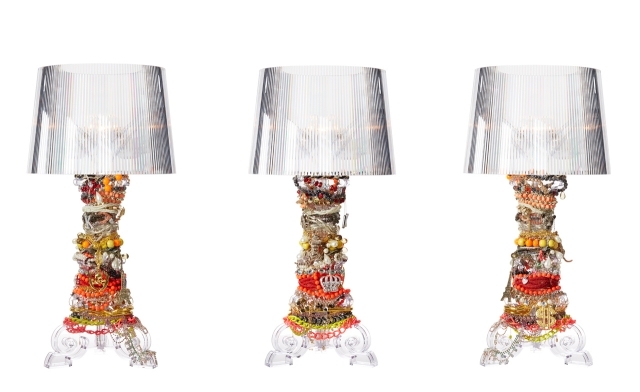 Bourgie Philippe-Starck redesign med prydnadssaker och kedjor inslagna