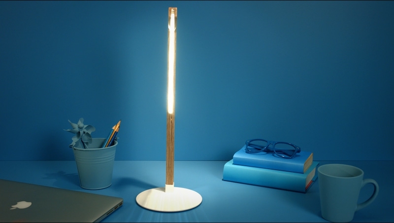 lampor plexiglasskiva skrivbordslampa träställ kaffekopp