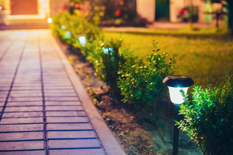 Belysning med rörelsedetektorer i trädgården sparar el Led -lampor för trädgårdsvägen