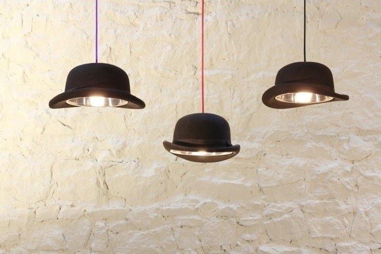 lampskärm-tinker-hatt-svart-hängande-lampor-vägg-vit-tre-intressant