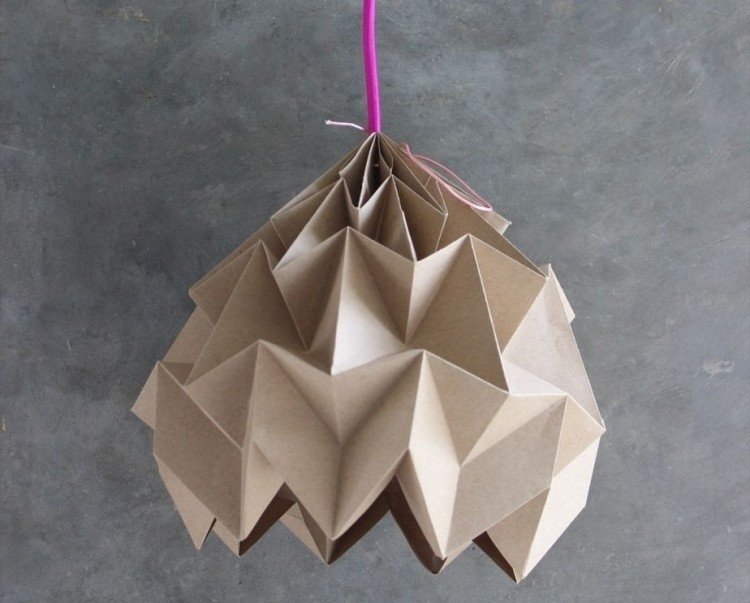 Tinker lampskärm -papper-kartong-origami-brunt papper-betong-vägg-kabel-rosa