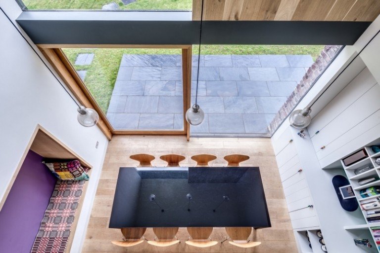 Lantligt hus -moderna-arkitektur-möblering-utsikt-obden-matplats-bord-högglans-tallrik-trä stolar-böjda trä