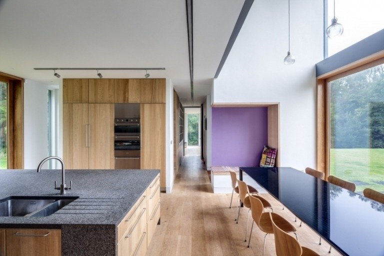 Lantlig stil -moderna-arkitektur-inredning-kök-matplats-kök ö-granit tallrik-fönsterfrontar-sittgrupp-stolar