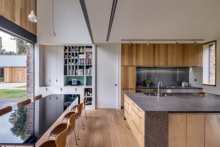 Lanthusstil -moderna-arkitektur-inredning-kök-matplats-hylla vägg-träfronter-köksskåp-hängande lampor-väggfärg-vit