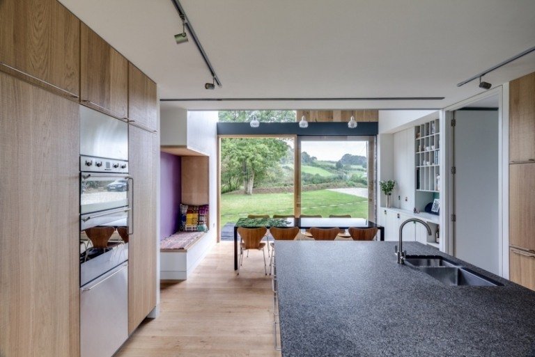 lanthus-stil-modern-arkitektur-inredning-kök-träfronter-granitplatta-grå-trägolv-fönster fram-matplats