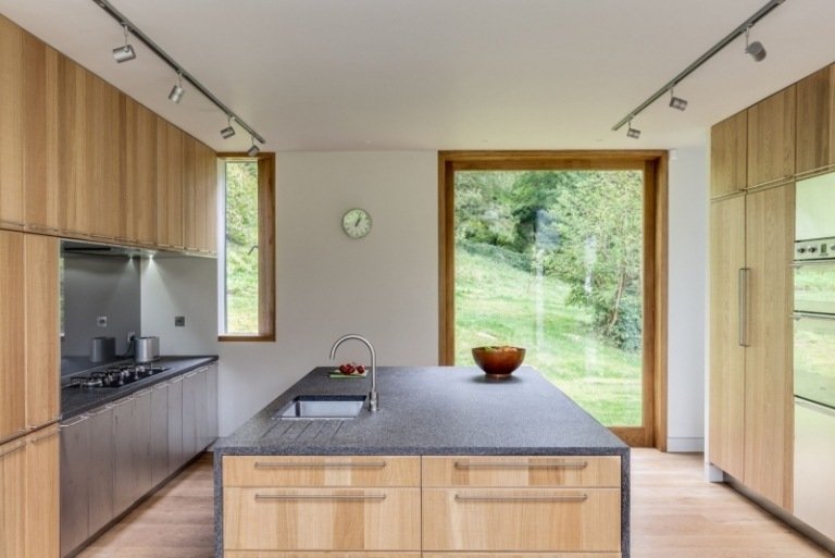 lanthus-stil-modern-arkitektur-inredning-kök-träfronter-skåp-enkel-granit-kök-tallrik-kök-ö