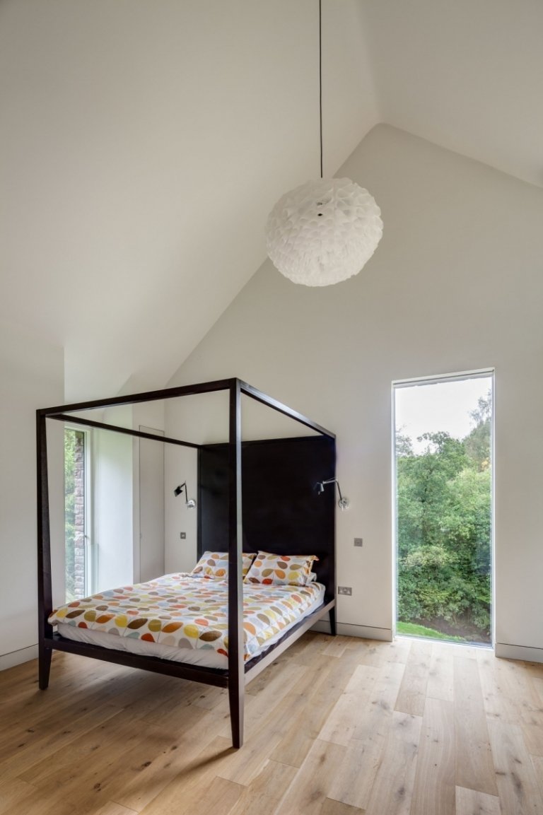 lanthus-stil-modern-arkitektur-inredning-sovrum-himmelssäng-svart-minimalistisk-vägg-fönster-fronter-vit-vägg-färg